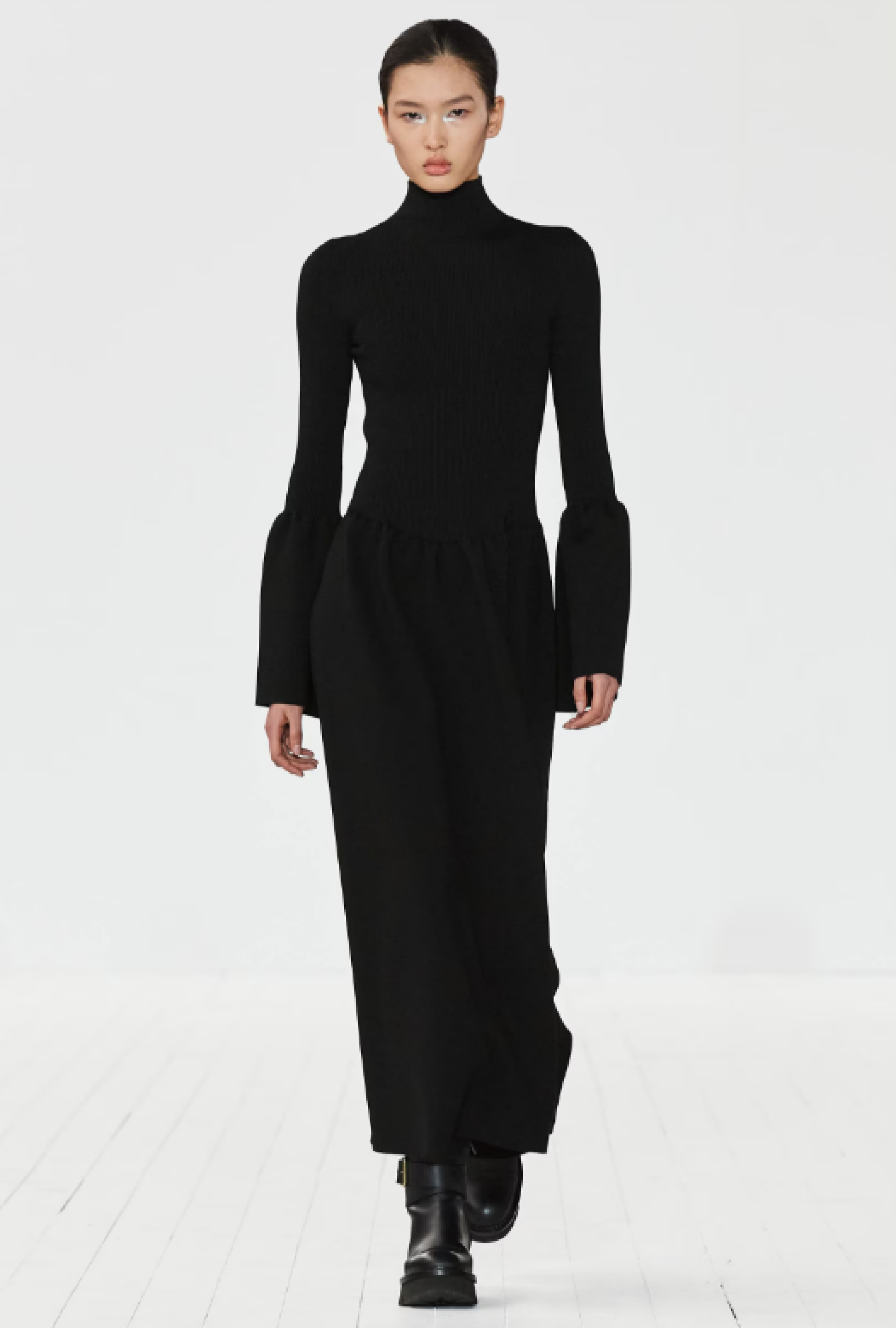 Robe Chloe Black Bell Sleeves FW 2023