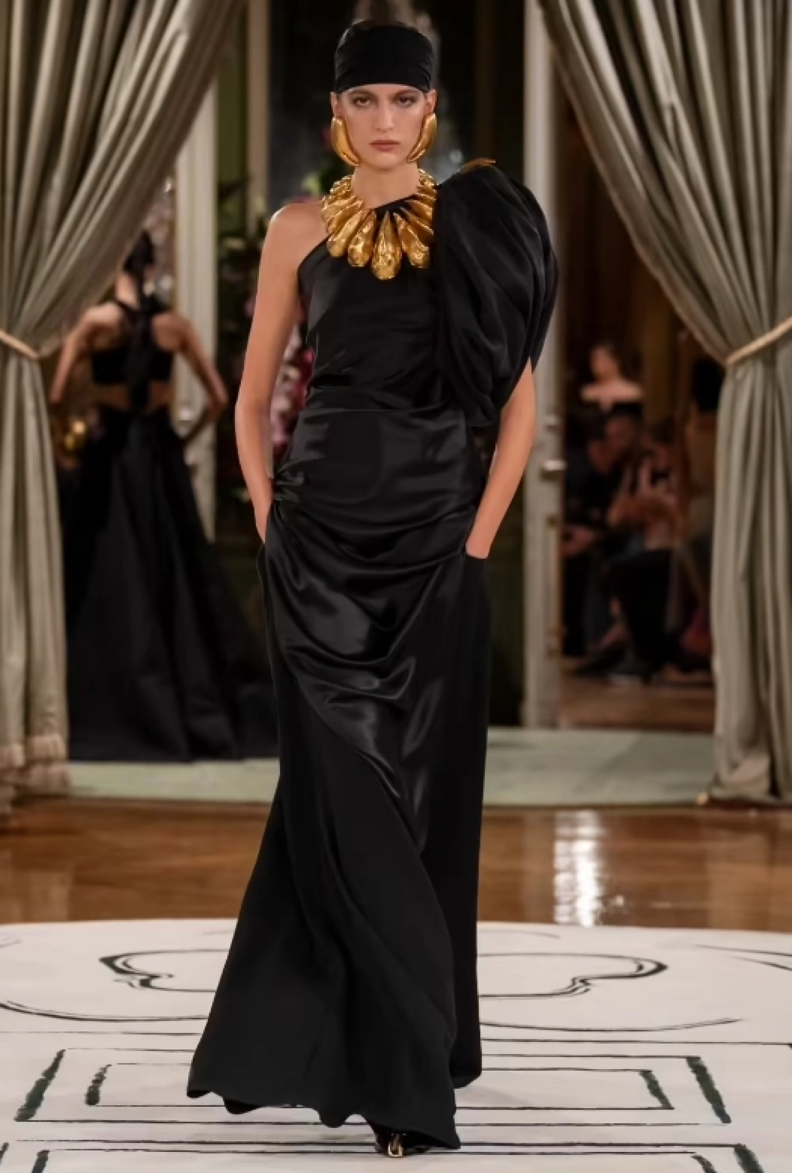 Robe Schiaparelli Asymetric Balloon