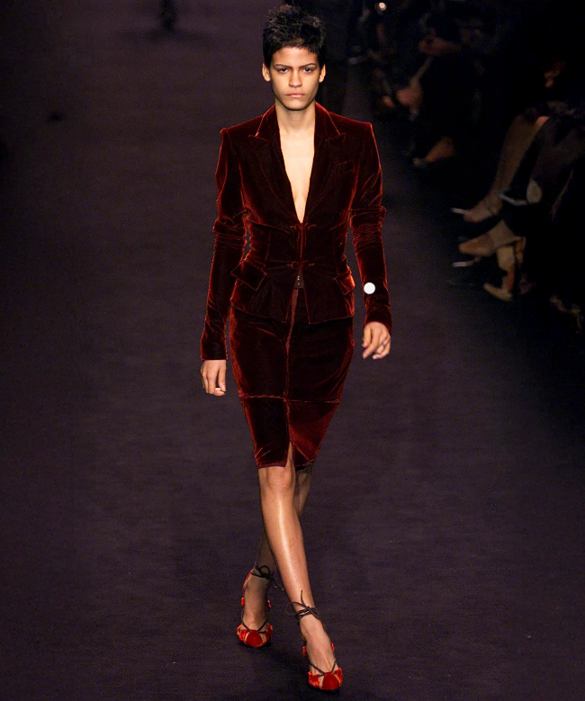 Location Smoking Yves Saint Laurent, modèle Red Velvet SS2002 par Tom Ford 1