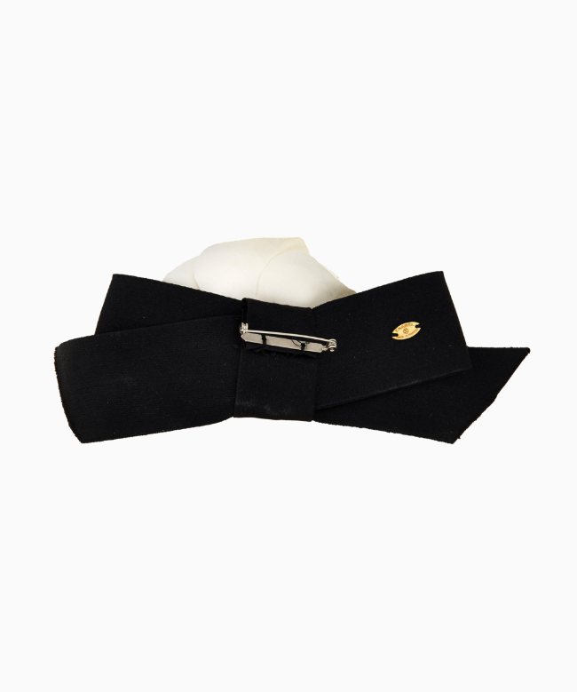 Location Broche Chanel, modèle Camélia Ébène & Ivoire. 3