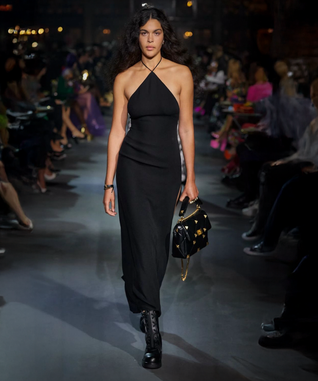 Location Robe Valentino, modèle Néo-Classique Noire 1