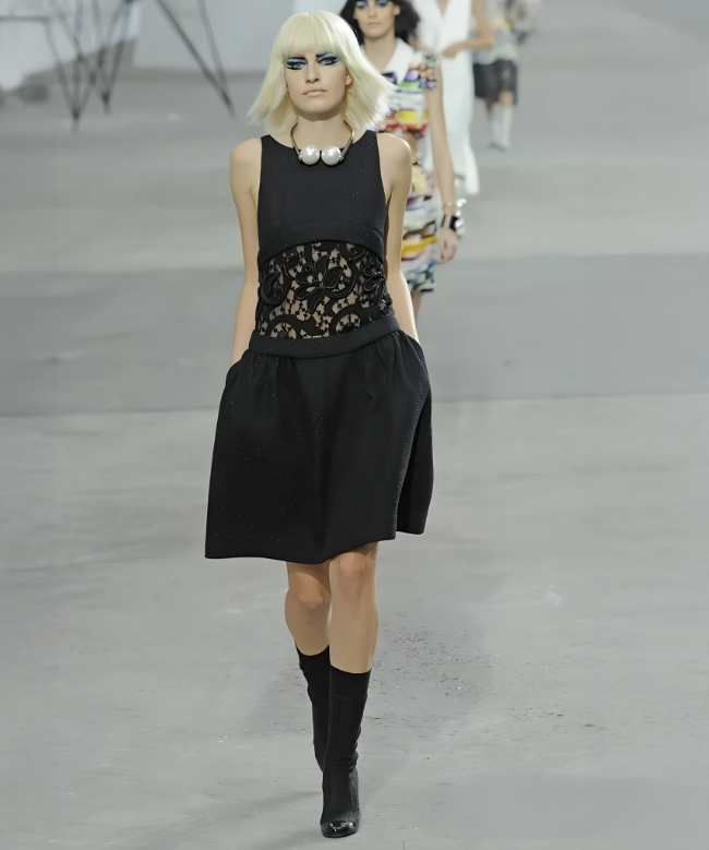 Location Robe Chanel, modèle Dentelle Ajourée Noire