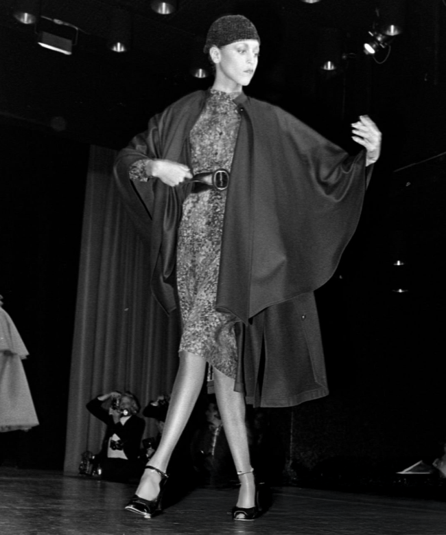 Achat Manteau Yves Saint Laurent Rive Gauche, modèle Cape Drapé Bleu Nuit Rive Gauche FW1975-76 6