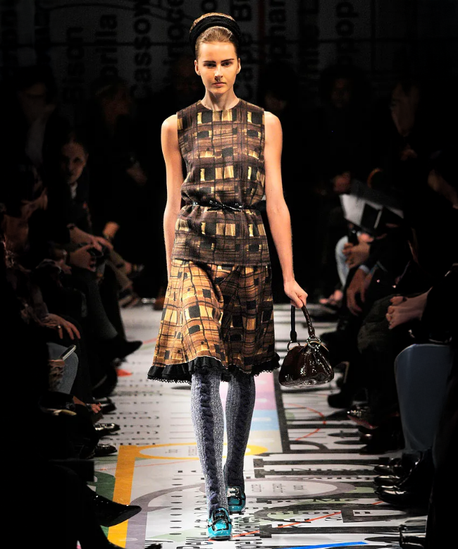Location Top Prada, modèle Grid FW2010 par Miuccia Prada. 1