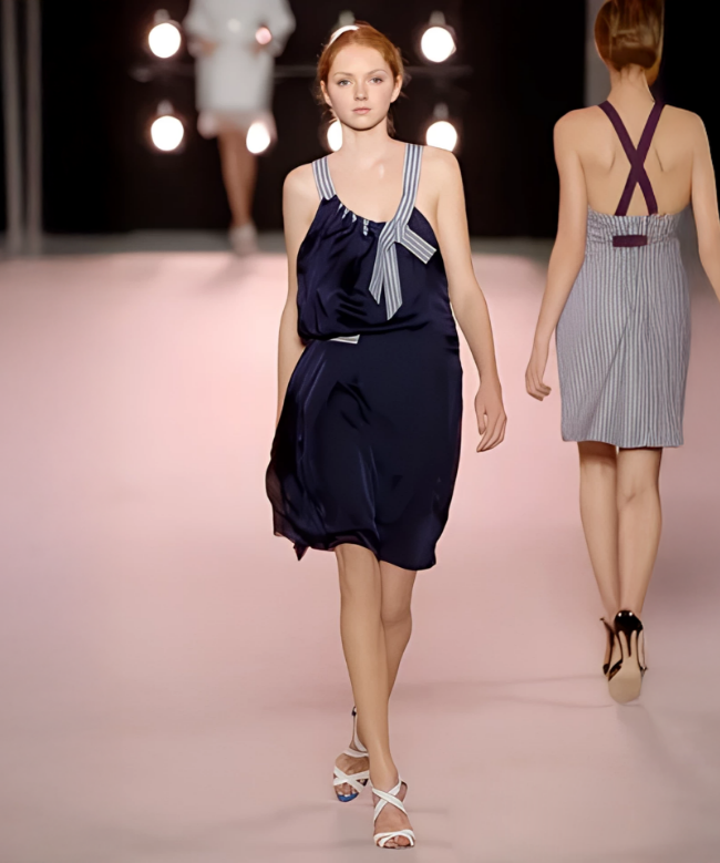 Location Robe Nina Ricci, modèle  Bleu Sculpture. 1
