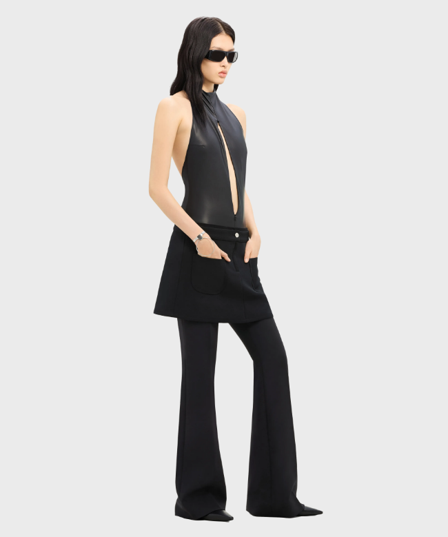 Location pantalon Courrèges, modèle Heritage Stretch Wool BlackAvec sa coupe fuselée légèrement évasée et sa laine stretch d’un noir profond, ce pantalon allie confort, précision et allure 3