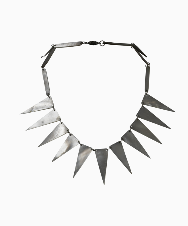 Location et Achat Collier Vintage, modèle Dent Nacrée. 1