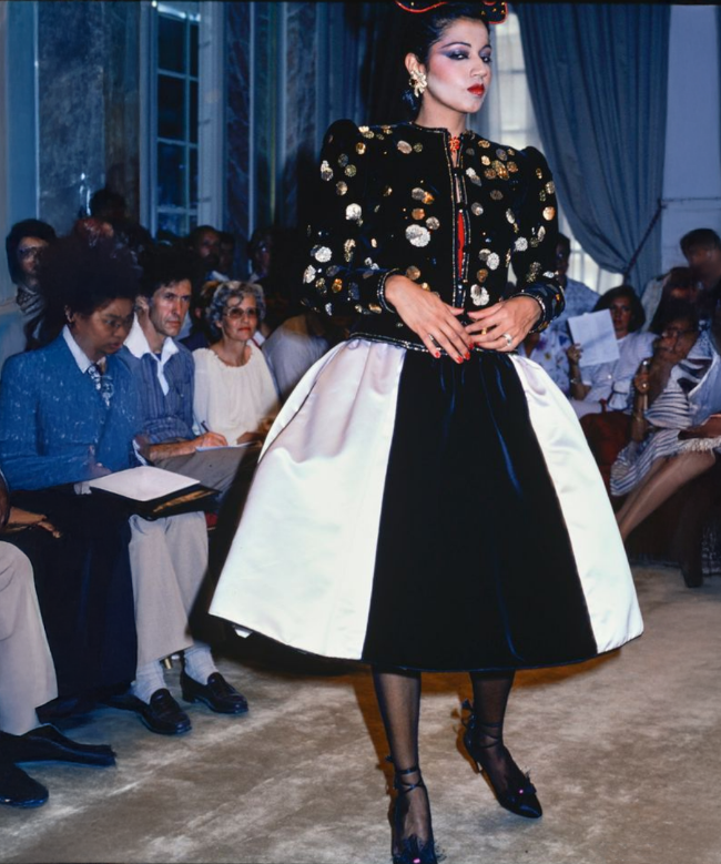 Location et Achat Veste Yves Saint Laurent, modèle Matelassée en Velours Noir Collection 1977 3