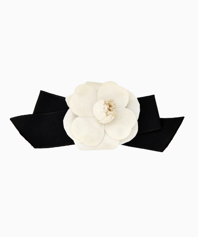 Location Broche Chanel, modèle Camélia Ébène & Ivoire. 1