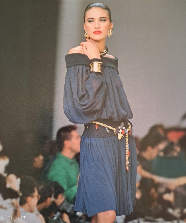 Location et Achat Top Yves Saint Laurent, modèle Mousseline Noire 4