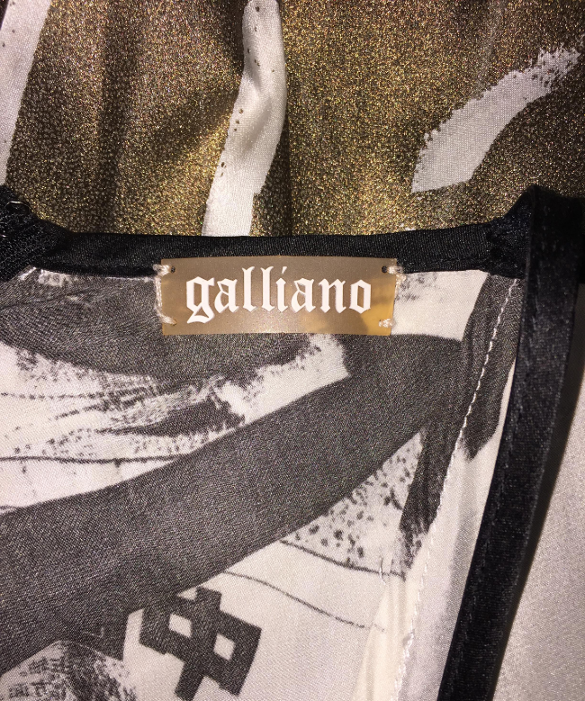 Location Robe John Galliano, modèle Newspaper Print Slip. 4