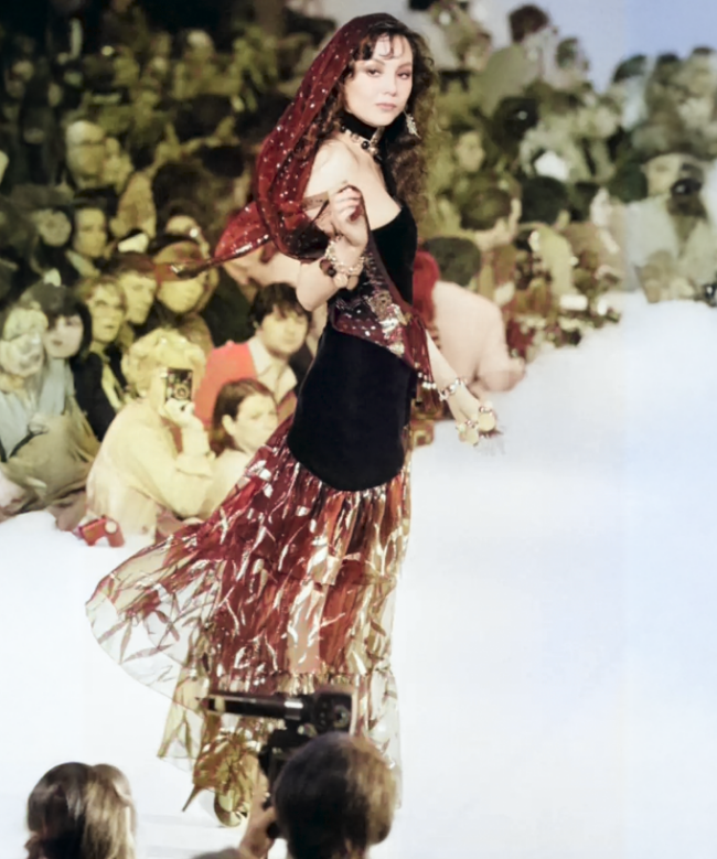 Location et Achat Robe Yves Saint Laurent, modèle Asymétrique Velours Noir FW1980 2