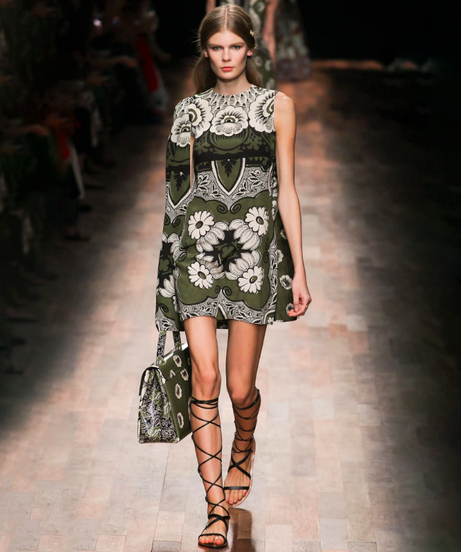 Location robe Valentino, modèle Colonne Brodée 1