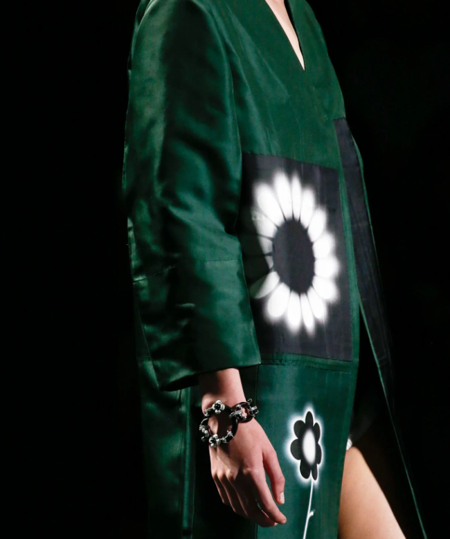 Location Jupe Prada, modèle Green Silk 2