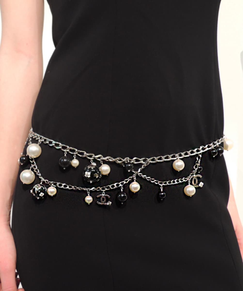 Location Ceinture Pearl Silver Chanel Une Robe un Soir Location de robes vetements et accessoires de luxe