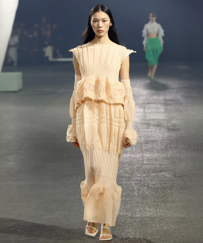 Location Robe Issey Miyake, modèle Fluid Skin 1