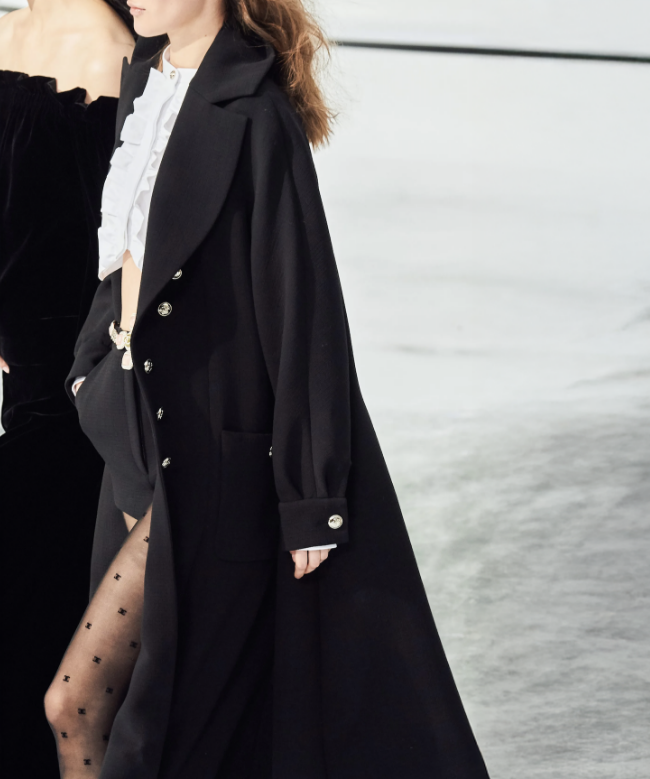 Location et Achat Manteau Chanel, modèle Croisé Noir Iconique FW 2020 by Virginie Viard 4