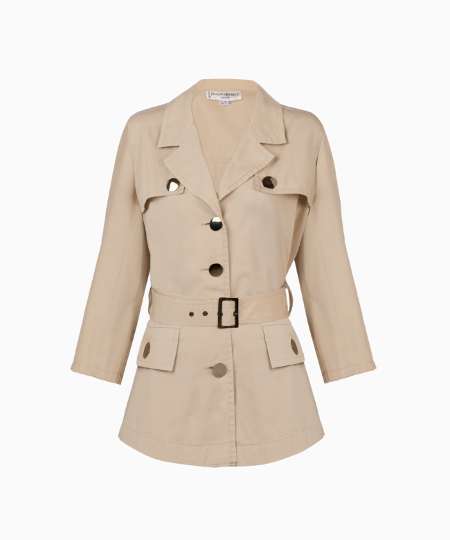 Location veste Yves Saint Laurent, modèle Saharienne 1985ssue de la collection Yves Saint Laurent 1985, cette veste ceinturée incarne l’ADN du vestiaire safari imaginé par le couturier dans les années 70 et réinterprété ici avec une sophistication plus graphique