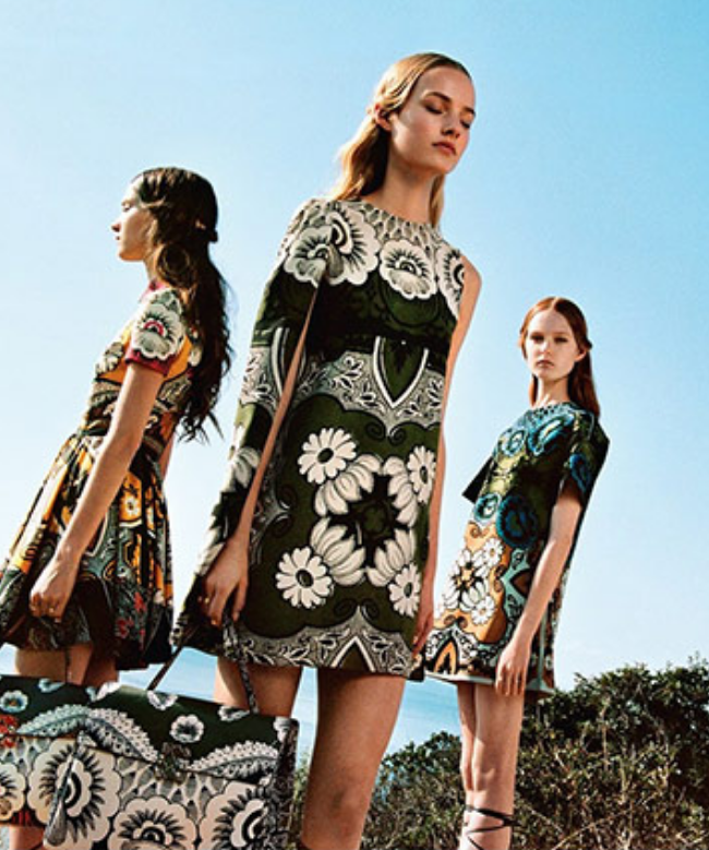 Location robe Valentino, modèle Colonne Brodée 4