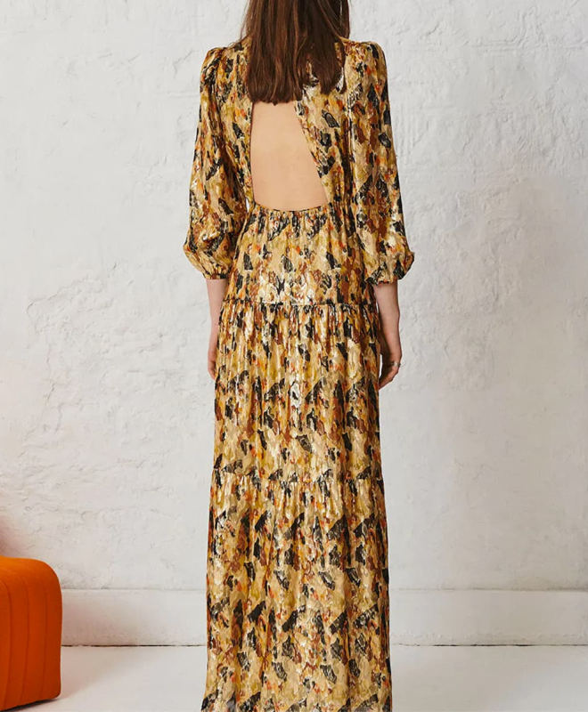 Robe Ba&sh, modèle Gullian. Cette belle robe est dotée d'un décolleté en V. 2