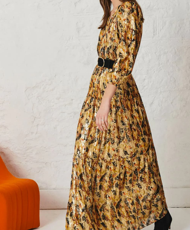 Robe Ba&sh, modèle Gullian. Cette belle robe est dotée d'un décolleté en V. 4